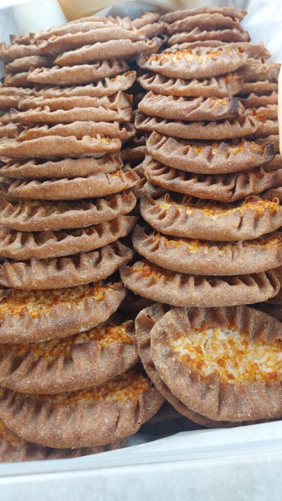 Uunista tulleet lämpimät ohrariisipiirakat.